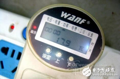 背面中塑料的，散热条件不行，估计这就是降低功率的原因。