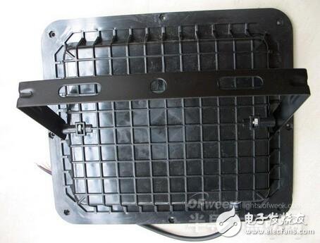 该灯电路是典型的电容降压电路，工作电压是150V，无恒流功能。